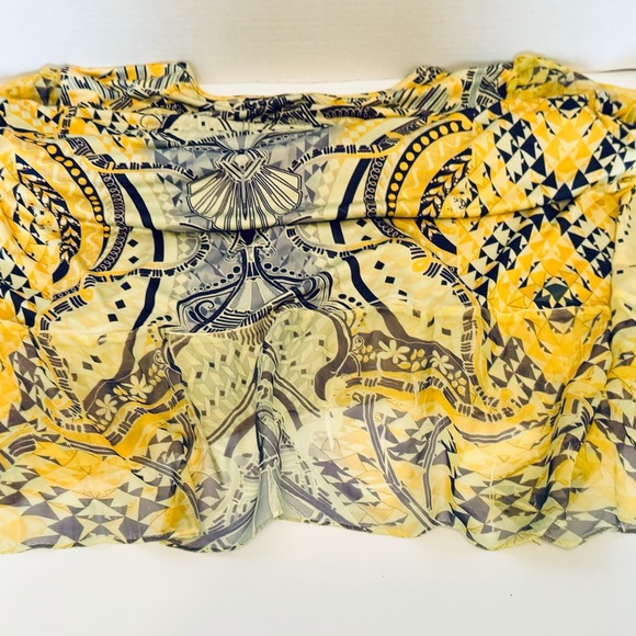 Live and Let Live Woman's Pull Over Size 2X Embellished V Neck Yellow Geometric - Picture 9 of 16